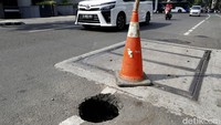 Belum terlihat adanya perbaikan jalan di kawasan Gunawarman. Sementara itu, jalan berlubang ini membuat para pengendara harus berhati-hati saat melintasi jalan tersebut.