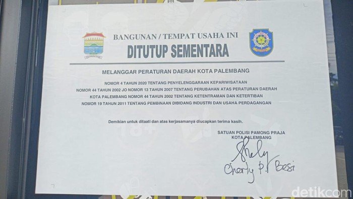 Pintu masuk Holywings Palembang disegel Satpol PP. (Prima/detikSumut)