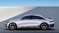 Dari segi desain ada perbedaan antara Hyundai Ioniq 5 dengan Ioniq 6. Jika di Ioniq 5 mengusung crossover, kalau di Ioniq 6 menerapkan model sedan listrik yang wujudnya mirip dengan mobil konsep Prophecy Hyundai, yang telah dirilis pada 2020 silam. Foto: Pool (Hyundai/The Verge)