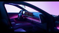 Dari segi interior, Hyundai Ioniq 6 tampak mirip-mirip dengan Ioniq 5 dengan mengusung dashboard minimalis serta terdapat layar infotainment berukuran 12 inci. Layar tersebut nampak menyatu dengan speedometer mobil. Foto: Pool (Hyundai/The Verge)