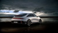Ioniq 6 tetap mengusung platform yang sama dengan Ioniq 5 yakni Electric Global Modular Platform atau E-GMP. Platform ini juga sudah digunakan pada sejumlah model seperti Kia EV6 dan Genesis GV60. Foto: Pool (Hyundai/The Verge)