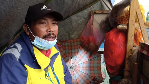 I Made Suparka saat dijumpai pada Rabu (29/6/2022) yang menjual keripik di depan pintu masuk hotel Puncak Indah Bedugul. Ia mengaku sebagai salah satu tukang kebun di hotel mangkrak itu.