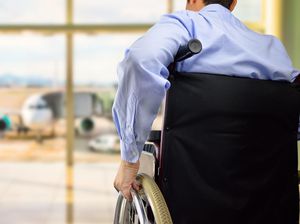 Ih Nakal! Turis Ini Pura-pura Pincang Supaya Tak Antre Check-In