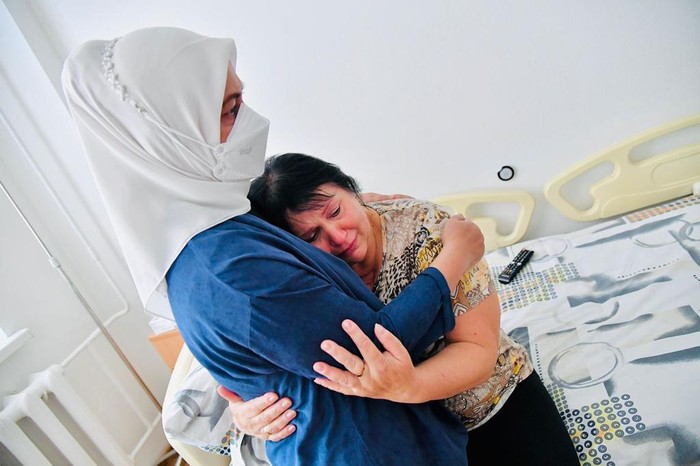 Iriana Jokowi Momen haru Iriana Jokowi peluk korban perang Ukraina