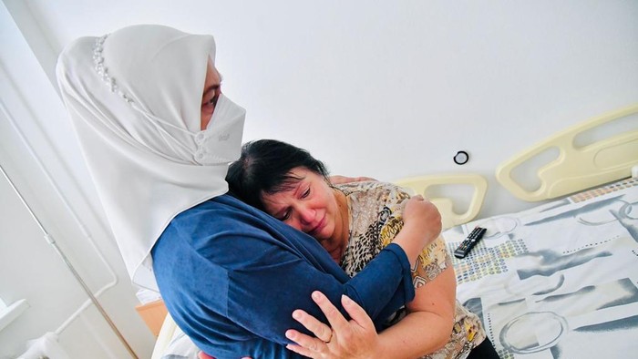 Momen haru Iriana Jokowi peluk korban perang Ukraina