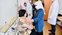 Hal tersebut dilakukan saat Presiden Jokowi dan Iriana mengunjungi rumah sakit yang berada di pusat kota Kyiv tersebut usai meninjau Apartemen Lipky di Kota Irpin. (Foto: Laily Rachev - Biro Pers Sekretariat Presiden)