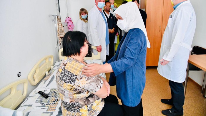 Iriana peluk warga Ukraina (Foto: Laily Rachev - Biro Pers Sekretariat Presiden) Iriana peluk warga Ukraina (Foto: Laily Rachev - Biro Pers Sekretariat Presiden)