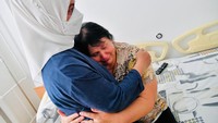 Saat ditanya bagaimana kesan mendampingi Presiden Jokowi dalam kunjungannya ke Ukraina, Iriana mengatakan harapannya agar perang segera berakhir. Iriana juga tampak memeluk seorang warga Ukraina yang menangis. (Foto: Laily Rachev - Biro Pers Sekretariat Presiden)