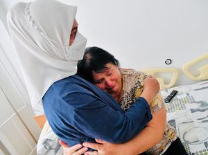 Momen Iriana Jokowi Peluk Korban Perang di Kyiv Ukraina