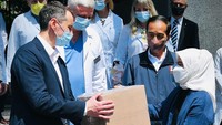 Iriana tampak secara simbolis menyerahkan bantuan kemanusiaan berupa obat-obatan pada Rabu (29/6), kepada Pusat Ilmiah dan Bedah Endokrin, Transplantasi Organ dan Jaringan Endokrin Ukraina di Kota Kyiv. (Foto: Laily Rachev - Biro Pers Sekretariat Presiden)