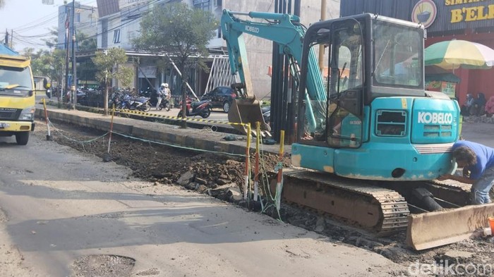 Jalan  KH Abdullah bin Nuh diperbaiki usai beberapa waktu lalu diprotes warga lantaran rusak parah