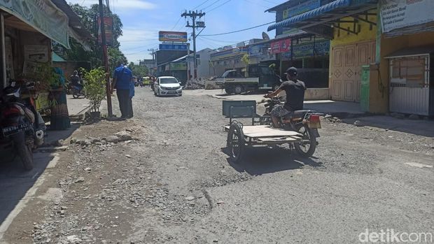 Kendaraan saat melintasi Jalan Kapten Batu Sihombing (Kartika/detikSumut)