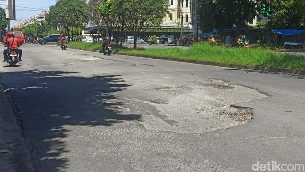 Kondisi Jalan Selamat Ketaren yang dipenuhi lubang (Kartika/detikSumut)