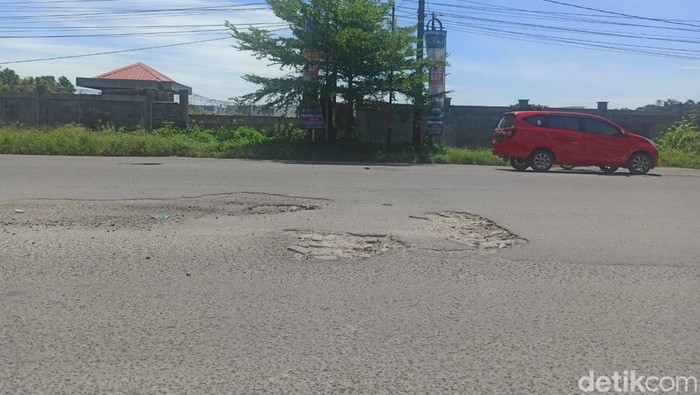 Kendaraan menghindari lubang yang ada di Jalan Wiliem Iskandar (Kartika/detikSumut)