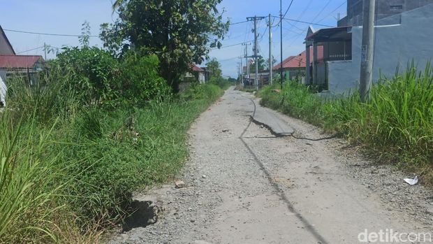 Kondisi Jalan Haji Surya yang kupak-kapik (Kartika/detikSumut)