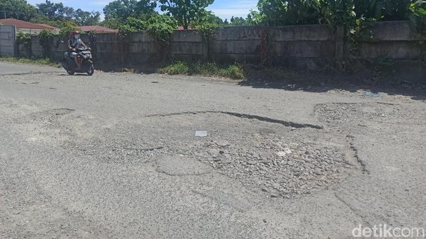 Jalan Meteorologi Raya yang rusak parah (Kartika/detikSumut)