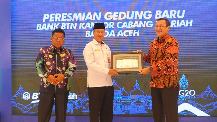 Direktur Utama Bank BTN Haru Koesmahargyo (kanan) bersama Direktur Consumer Hirwandi Gafar (kedua kanan), Asisten Administrasi Umum Sekda Provinsi Aceh Iskandar AP (ketiga kanan) dan Wali Kota Banda Aceh Aminullah Usman (kedua kiri) menyaksikan Ketua Dekranasda Aceh Dyah Erti Idawati membuka rekening tabungan usai peresmian Gedung Baru Bank BTN Kantor Cabang Syariah (KCS) Banda Aceh, di Kuta Alam, Banda Aceh, Rabu (29/6). Pembukaan KCS Banda Aceh diharapkan bisa mengoptimalkan pelayanan jasa perbankan kepada masyarakat Aceh dan bisa membantu pemerintah mengurangi backlog perumahan yang masih besar dan menjawab kebutuhan hunian milenial.