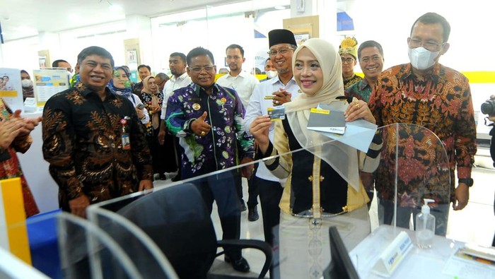 Direktur Utama Bank BTN Haru Koesmahargyo (kanan) bersama Direktur Consumer Hirwandi Gafar (kedua kanan), Asisten Administrasi Umum Sekda Provinsi Aceh Iskandar AP (ketiga kanan) dan Wali Kota Banda Aceh Aminullah Usman (kedua kiri) menyaksikan Ketua Dekranasda Aceh Dyah Erti Idawati membuka rekening tabungan usai peresmian Gedung Baru Bank BTN Kantor Cabang Syariah (KCS) Banda Aceh, di Kuta Alam, Banda Aceh, Rabu (29/6). Pembukaan KCS Banda Aceh diharapkan bisa mengoptimalkan pelayanan jasa perbankan kepada masyarakat Aceh dan bisa membantu pemerintah mengurangi backlog perumahan yang masih besar dan menjawab kebutuhan hunian milenial.