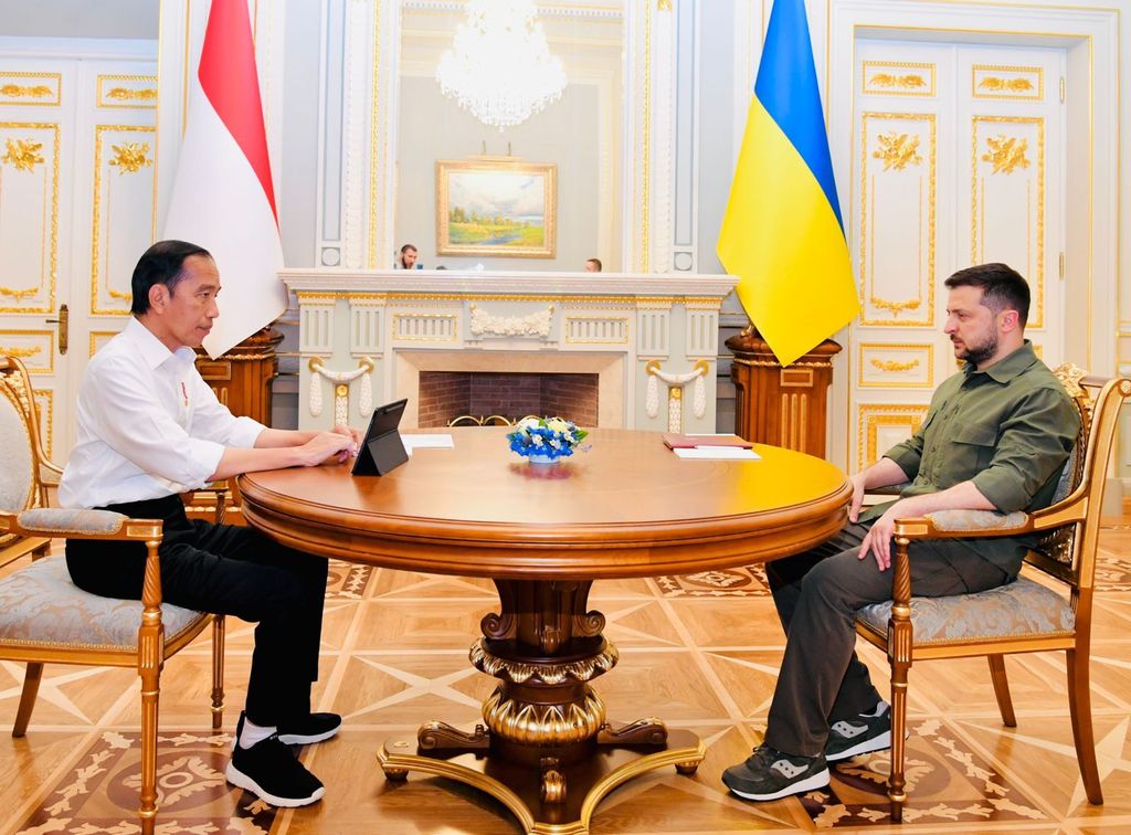 Jokowi bertemu Zelensky di Kyiv, Ukraina. Seperti diketahui, Presiden Jokowi sedang melakukan kunjungan kerja ke tiga negara, yakni Jerman, Ukraina, dan Rusia.