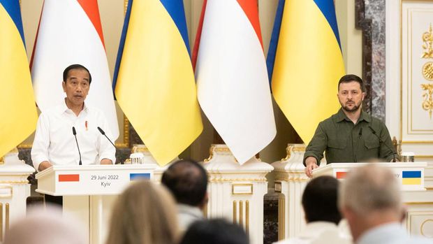 Jokowi bertemu Zelensky di Kyiv, Ukraina. Seperti diketahui, Presiden Jokowi sedang melakukan kunjungan kerja ke tiga negara, yakni Jerman, Ukraina, dan Rusia.