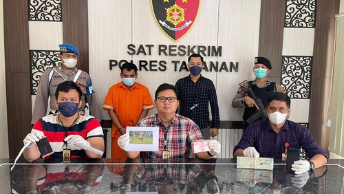 Kasatreskrim Polres Tabanan, AKP Aji Yoga Sekar (duduk tengah), menunjukkan beberapa barang bukti pencurian sapi yang dilakukan Wayan Asep Seputra (berdiri di belakang).