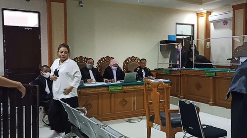 Terdakwa kasus korupsi DID yang juga mantan Bupati Tabanan, Ni Putu Eka Wiryastuti, usai menjalani sidang pembacaan tanggapan JPU atas nota keberatan, Kamis (30/6/2022).