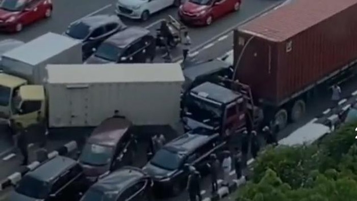 Kecelakaan beruntun di Jalan AP Pettarani Makassar.