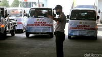 Mobil-mobil penyemprot disinfektan PMI disiagakan untuk mengendalikan wabah PMK di Indonesia.