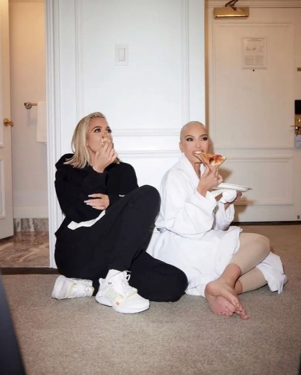 Kim dan Khloe Kardashian Dituduh Pura-pura Makan Pizza Demi Foto