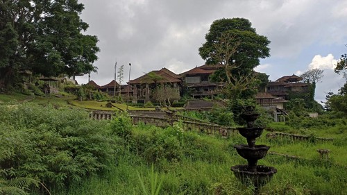 Kondisi bangunan Hotel Puncak Indah Bedugul seperti nampak pada Rabu (29/6/2022).