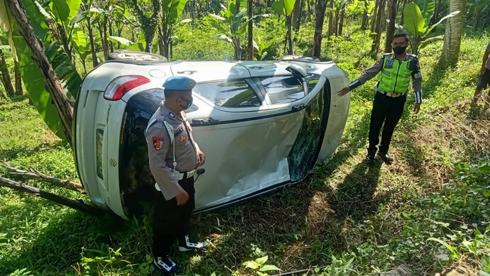 Kondisi mobil ringsek usai terjun ke kebun sedalam 2 meter di Karangpandan, Karanganyar, Kamis (30/6/2022).