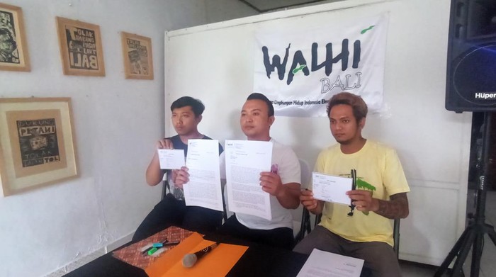 Konferensi pers Walhi Bali di kantornya, Kamis (30/6/2022). Walhi Bali bersurat kepada Gubernur Bali dan Kepala UPTD Tahura Ngurah Rai agar membuka berbagai dokumen mengenai proyek terminal LNG ke publik.