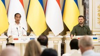Dalam pertemuan itu Jokowi juga menegaskan posisi RI mengenai pentingnya penghormatan terhadap kedaulatan dan integritas wilayah. Meski masih sangat sulit dicapai, Jokowi tetap menyampaikan pentingnya penyelesaian damai. Ukrainian Presidential Press Service/Handout via REUTERS.