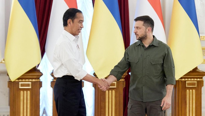 Presiden Joko Widodo mengunjungi Ukraina usai hadiri KTT G7 di Jerman. Dalam kunjungan itu, Jokowi yang didampingi Ibu Negara Iriana membawa misi perdamaian.