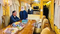 Berdasarkan keterangan tertulis dari Biro Pers, Media, dan Informasi Sekretariat Presiden, Rabu (29/6/2022), Jokowi dan Iriana beserta rombongan terbatas berangkat dari peron 4 Stasiun Przemysl Glowny di kota Przemysl, Polandia, Selasa 28 Juni, sekitar pukul 21.15 waktu setempat. Jokowi dan Iriana menggunakan kereta luar biasa yang disiapkan oleh pemerintah Ukraina sebagaimana digunakan pula oleh pemimpin negara yang berkunjung ke Ukraina beberapa waktu lalu. Indonesia Presidential Secretariat/Handout/Anadolu Agency via Getty Images.