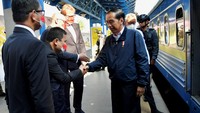 Kunjungan Jokowi ke Ukraina dengan menggunakan kereta via Polandia dikawal sejumlah petugas. Pengawalan tak hanya dilakukan Paspampres, tapi juga otoritas setempat. Jokowi dan Iriana tiba di Ukraina setelah menempuh perjalanan selama kurang lebih 11 jam. Laily Rachev/Courtesy of Indonesian Presidential Palace/Handout via REUTERS.