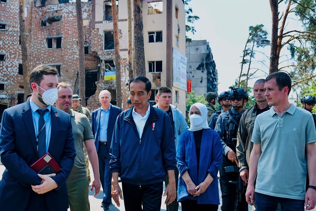 Iriana Jokowi terlihat memakai masker putih yang matching dengan hijabnya selama mendampingi Jokowi berada di Ukraina. Foto: Getty Images.