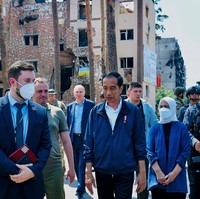 Iriana Jokowi terlihat memakai masker putih yang matching dengan hijabnya selama mendampingi Jokowi berada di Ukraina. Foto: Getty Images.