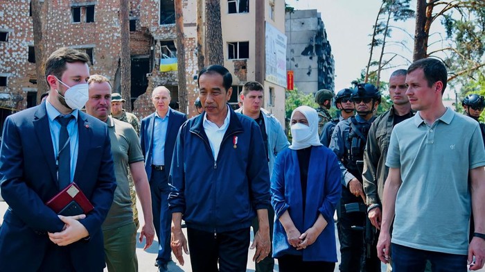 Presiden Joko Widodo mengunjungi Ukraina usai hadiri KTT G7 di Jerman. Dalam kunjungan itu, Jokowi yang didampingi Ibu Negara Iriana membawa misi perdamaian.