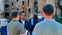 Jokowi meninjau kompleks Apartemen Lipky di Kota Irpin, Ukraina. Jokowi pun sedih banyak melihat banyaknya infrastruktur dan rumah yang rusak akibat perang. Jokowi berharap perang di Ukraina segera dihentikan. Dia juga berharap tidak ada lagi kota-kota di Ukraina yang rusak akibat perang. PRESIDENTIAL PALACE/AFP via Getty Images.