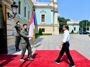 Risiko Glorifikasi Misi Perdamaian Jokowi