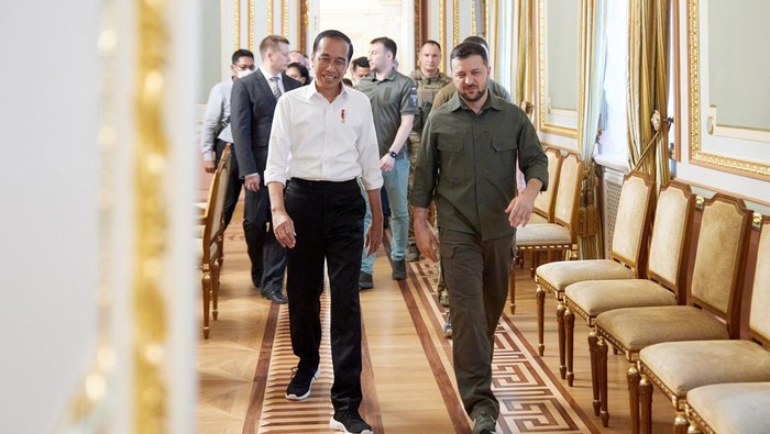 Kumpulan Foto Jokowi di Ukraina, Bertemu Zelensky-Lihat Dampak Perang Presiden Joko Widodo mengunjungi Ukraina usai hadiri KTT G7 di Jerman. Dalam kunjungan itu, Jokowi yang didampingi Ibu Negara Iriana membawa misi perdamaian.