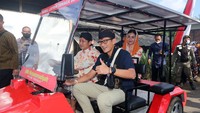 Bupati Trenggalek, Mochamad Nur Arifin sempat menyopiri Menteri Pariwisata dan Ekonomi Kreatif (Menparekraf), Sandiaga Salahuddin Uno saat mengunjungi desa wisata yang terletak di pegunungan Desa Pandean, Kecamatan Dongko tersebut.