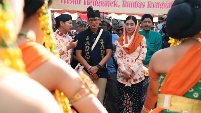 Menparekraf Sandiaga Uno mengunjungi Desa Wisata Pandean, Trenggalek. Saat kunjungan tersebut Sandiaga sempat disopiri Bupati Trenggalek, Mochamad Nur Arifin.