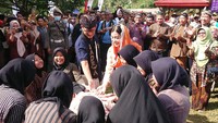 Dalam kunjungan tersebut, Sandiaga sempat mencoba bermain cublak-cublak suweng bersama anak-anak yang ada di desa wisata tersebut bernama Bupati Trenggalek Mochamad Nur dan istri bupati Novita Hardini. Adhar Muttaqin/detikcom.
