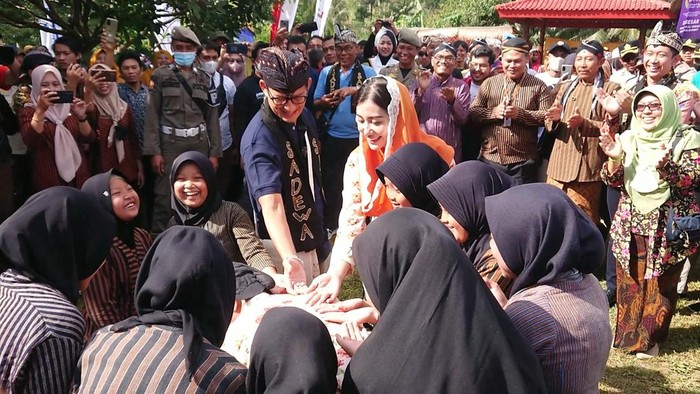 Kunjungi Desa Wisata Pandean Trenggalek, Sandiaga Ikut Permainan Tradisional