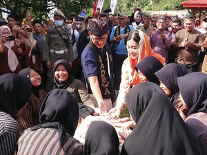 Sandiaga Cublak-cublak Suweng Saat Kunjungi Desa Pandean Trenggalek