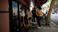 Diketahui, restoran-restoran di Shanghai kembali mengizinkan pembeli untuk makan di tempat usai lockdown di wilayah tersebut dicabut.