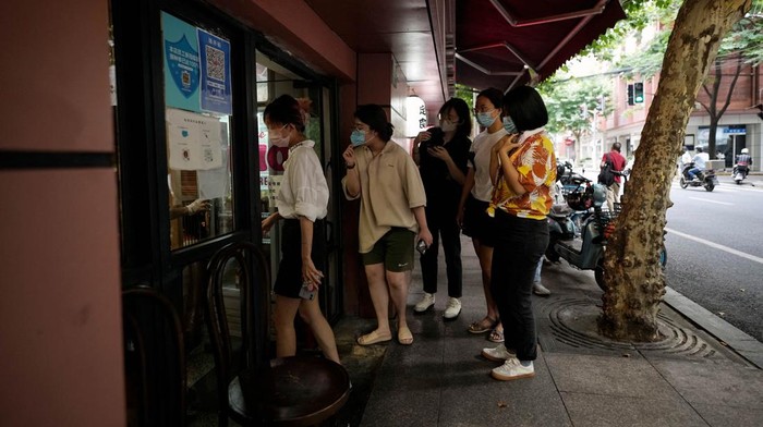 Lockdown Dicabut, Warga Shangai Ramai-ramai Makan di Restoran Restoran di Shanghai kembali mengizinkan pembeli untuk makan di tempat. Aturan itu diberlakukan usai lockdown di kawasan Shanghai dicabut.