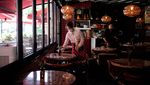 Lockdown Dicabut, Warga Shangai Ramai-ramai Makan di Restoran